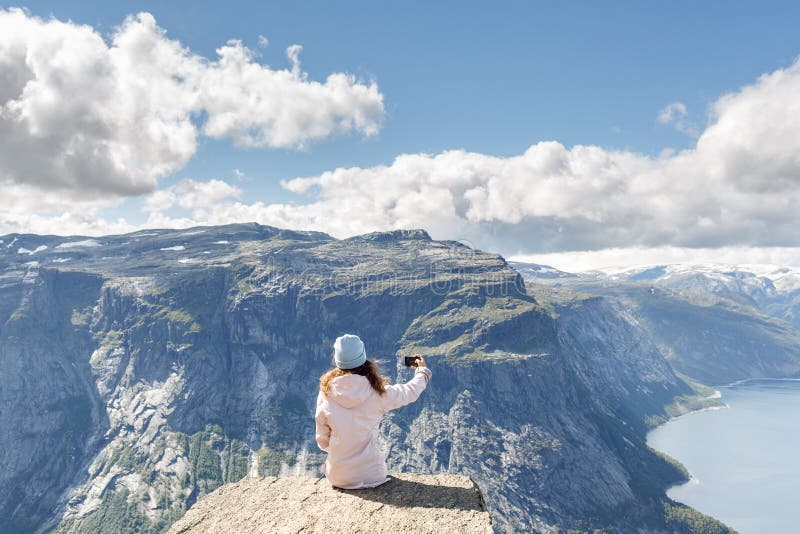Hikers женщины делая selfie используют умный телефон пока ослабляющ на cli стоковая фотография Hikers женщины делая selfie используют умный телефон пока ослабляющ на cli стоковая фотография