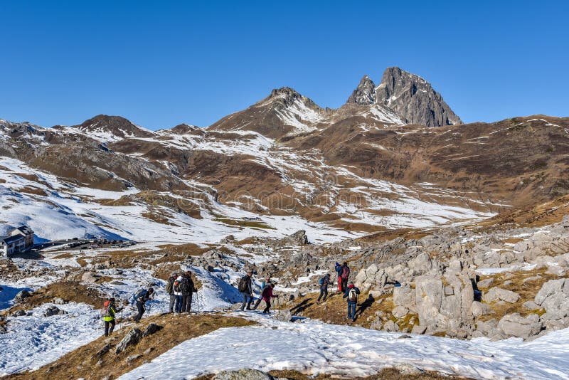 Hikers людей двигая вдоль наклона горы во французские Атлантика Пиренеи Предыдущий ландшафт зимы перевала Portalet стоковое фото rf Hikers людей двигая вдоль наклона горы во французские Атлантика Пиренеи Предыдущий ландшафт зимы перевала Portalet стоковое фото rf