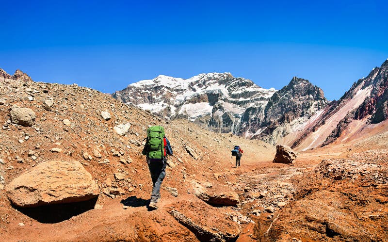Hikers на их пути к Аконкагуа как замечено в предпосылке, Аргентине, Южной Америке стоковые фотографии rf Hikers на их пути к Аконкагуа как замечено в предпосылке, Аргентине, Южной Америке стоковые фотографии rf