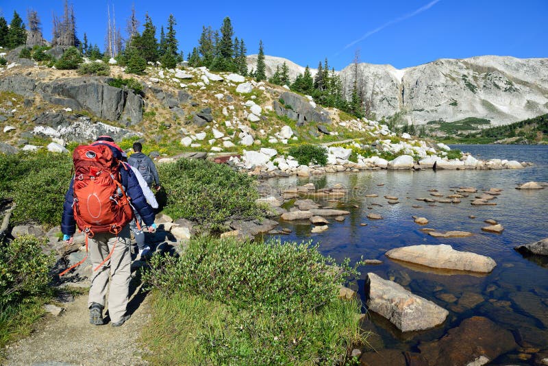 Hikers на следе в медицине обхватывают горы Вайоминга стоковое изображение rf Hikers на следе в медицине обхватывают горы Вайоминга стоковое изображение rf