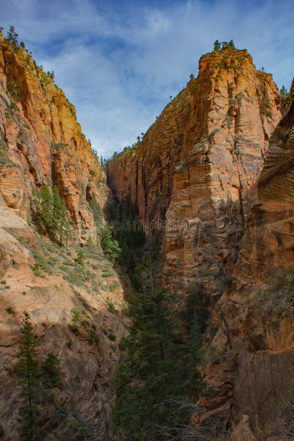 4.7.2018 - Hiking Angels Landing Through Zion Editorial Stock Photo - Image of spring, adventure