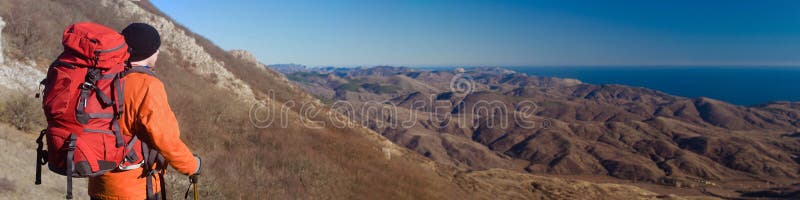 Turismo hombre mochila a turismo polos mira a hermoso escenario, panorámico de montanas, ucrania.