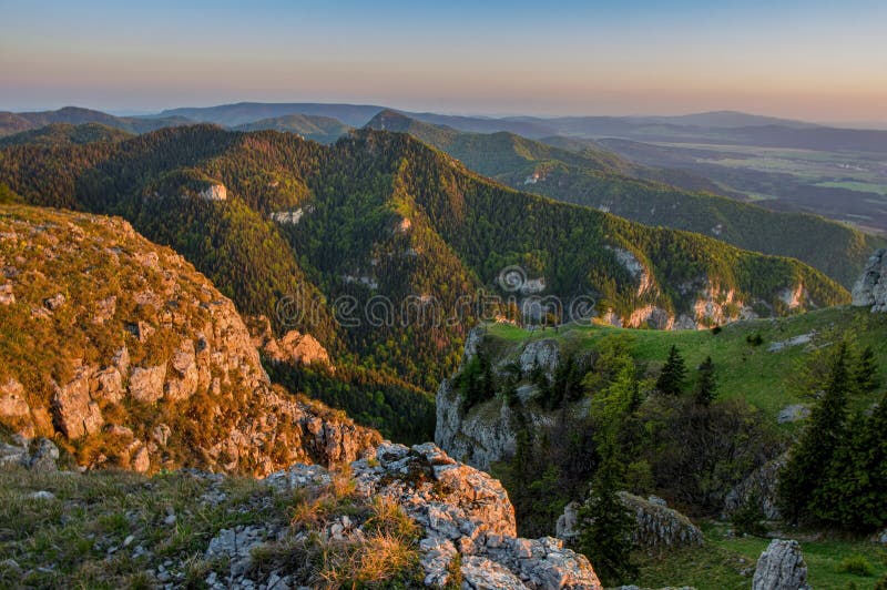 Turistika vo Veľkej Fatre na Slovensku. Krásny výhľad z Tlstej, jarnej hory pri západe slnka.