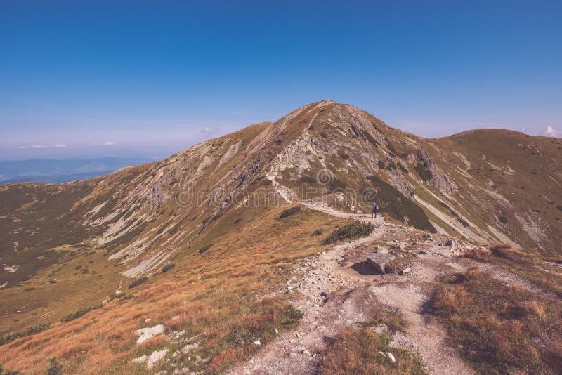 Turistický chodník na vrchole hory. Tatra, Slovensko - ročník r