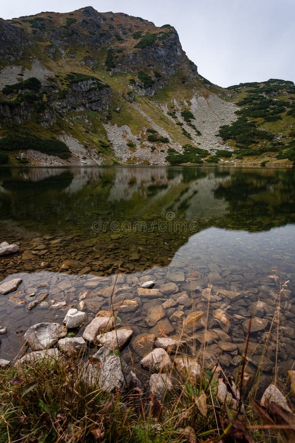 Turistické stezky na Slovensku Tatry u horského jezera