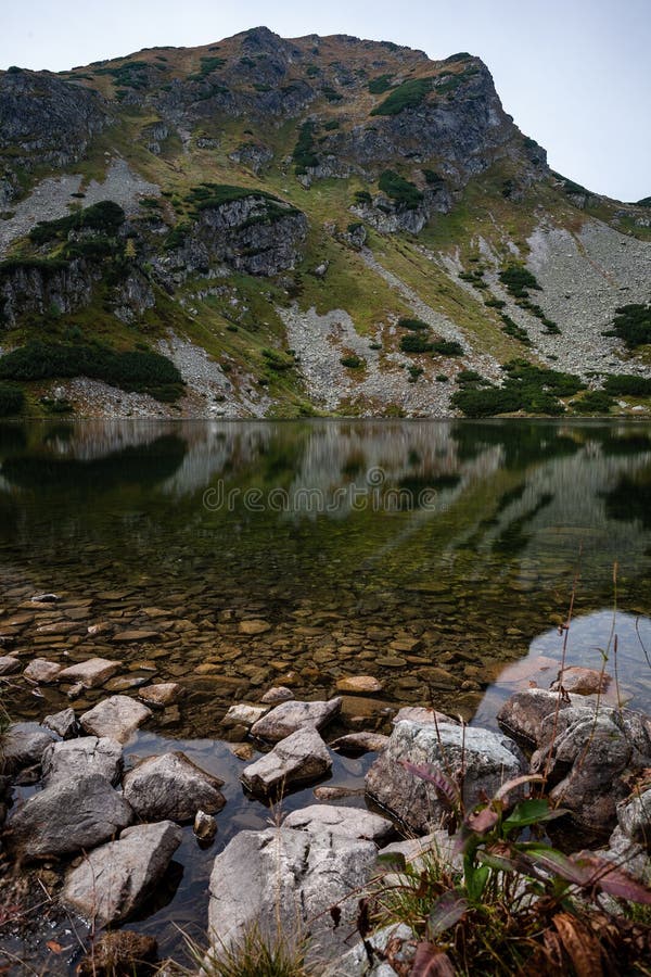 Turistické stezky na Slovensku Tatry u horského jezera
