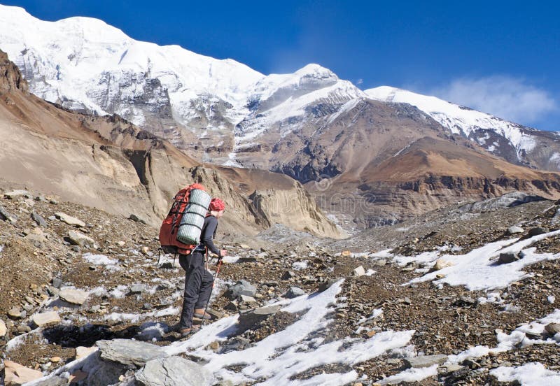 Hiking в горах Гималаев стоковые изображения Hiking в горах Гималаев стоковые изображения