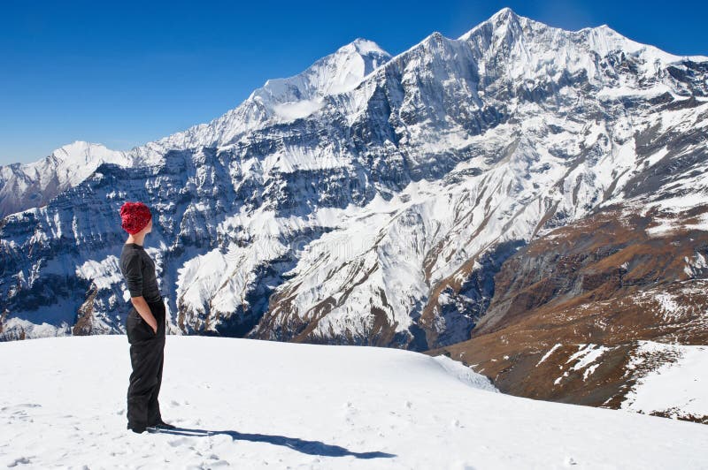 Hiking в горах Гималаев стоковая фотография Hiking в горах Гималаев стоковая фотография
