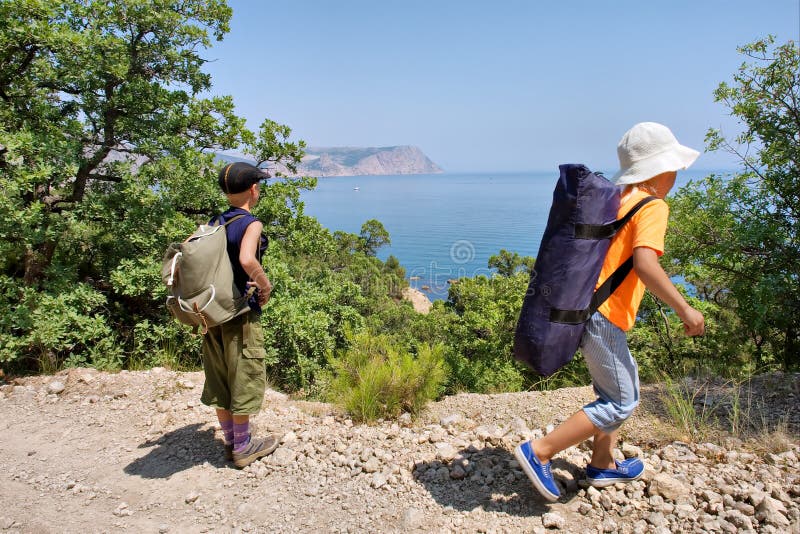 Hiking море утесов малышей следующее до 2 стоковое фото rf