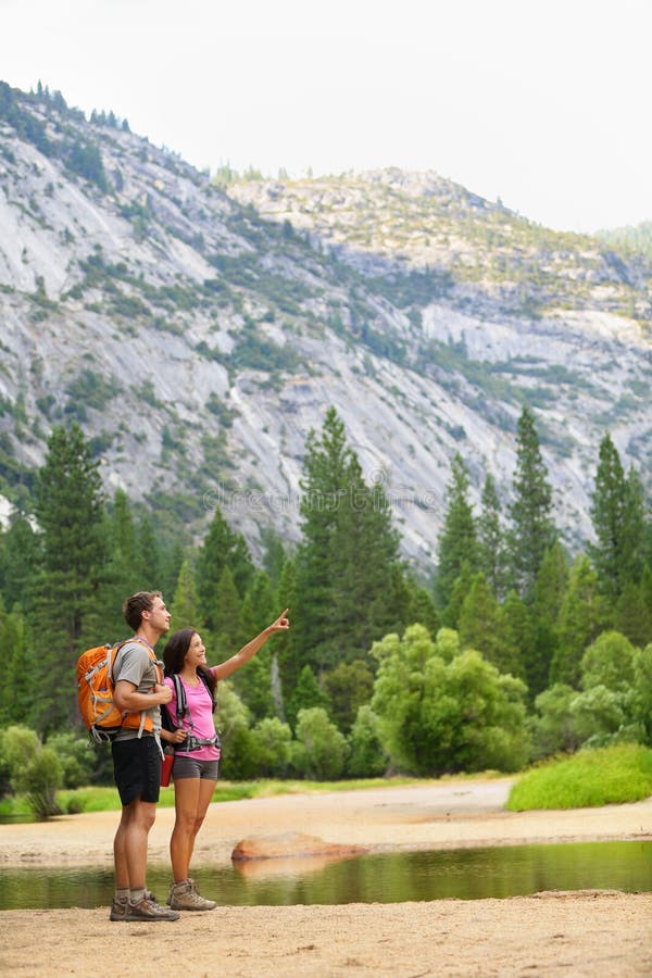 Hiking люди на походе в горах в Yosemite стоковые фото Hiking люди на походе в горах в Yosemite стоковые фото