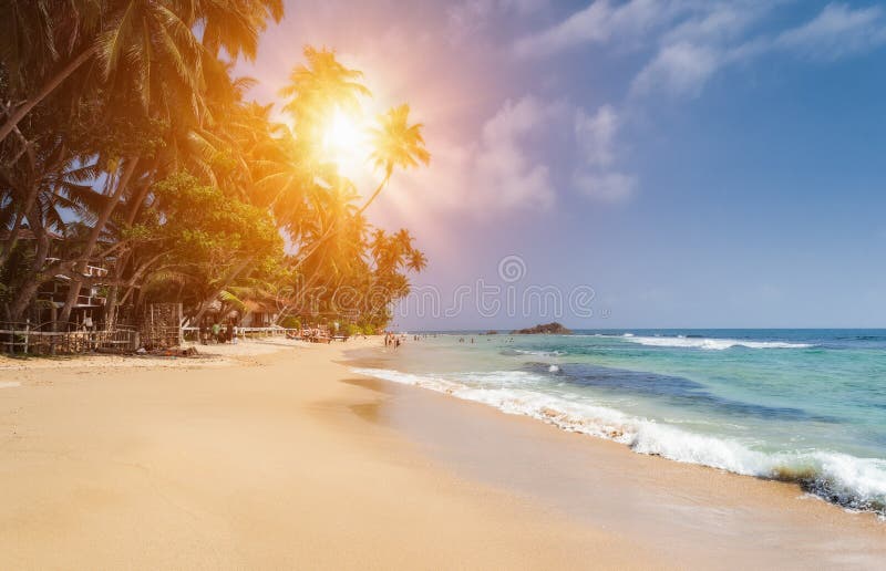 Hikkaduwa, Sri Lanka Niet geïdentificeerde mensen op het strand in Hikkaduwa royalty-vrije stock foto's Hikkaduwa, Sri Lanka Niet geïdentificeerde mensen op het strand in Hikkaduwa royalty-vrije stock foto's