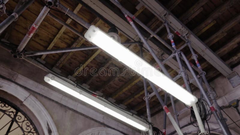 Falsche mit LED-Lampen im Gebäude beim Wiederaufbau