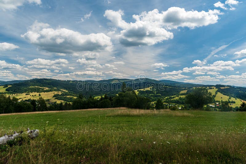 Kopcovitá krajina v okolí Skalitého vrchu na Slovensku