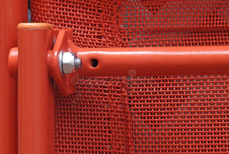 Hilo de la nuez y del perno del metal que fija la silla de jardín casera diy de la reparación foto de archivo libre de regalías Hilo de la nuez y del perno del metal que fija la silla de jardín casera diy de la reparación foto de archivo libre de regalías
