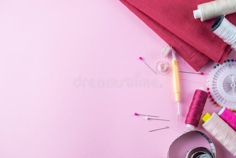 Hilos de coser coloridos en un fondo rosado, endecha plana imagenes de archivo Hilos de coser coloridos en un fondo rosado, endecha plana imagenes de archivo