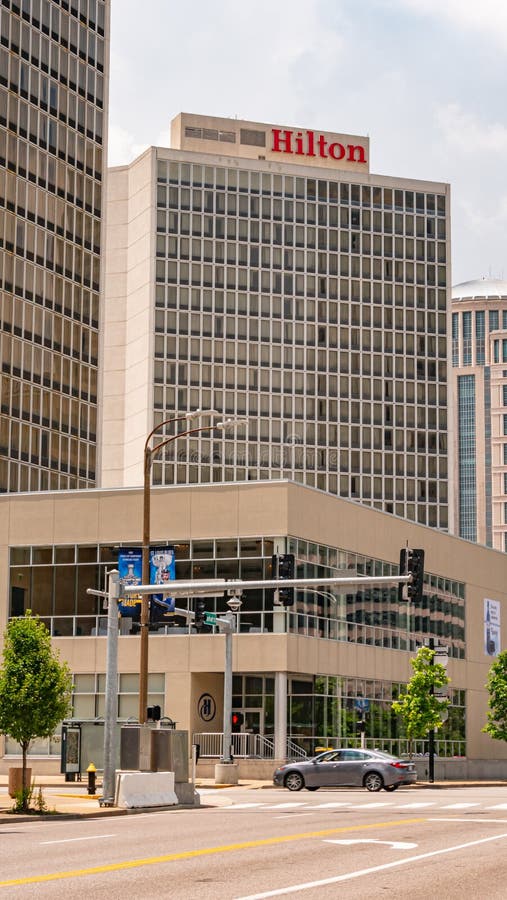 Hilton Hotel In St Louis - SAINT LOUIS. USA - JUNE 19, 2019 Editorial Image - Image of skyline ...