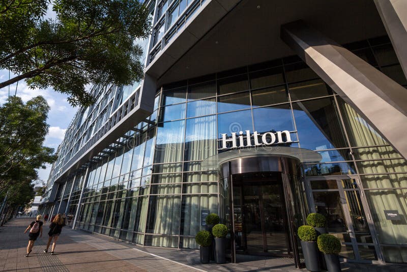 Hilton logo na wejściu ich niedawno rozpieczętowany hotel Belgrade, podczas popołudnia Hilton jest jeden duzi gatunki hotele