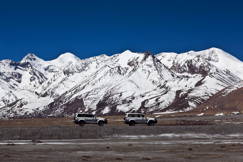 Himalaja-Berglandschaft und China-staatliche Autobahn in Tibet lizenzfreies stockbild Himalaja-Berglandschaft und China-staatliche Autobahn in Tibet lizenzfreies stockbild
