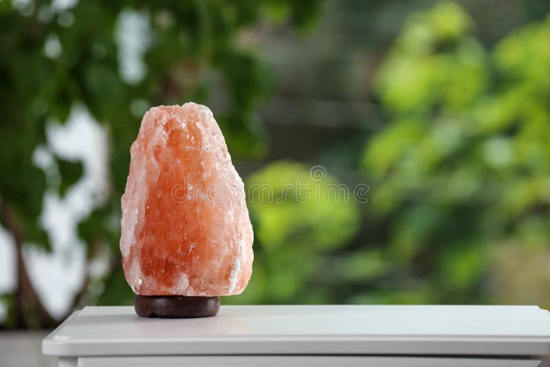 Himalayan salt lampa på tabellen royaltyfri bild Himalayan salt lampa på tabellen royaltyfri bild