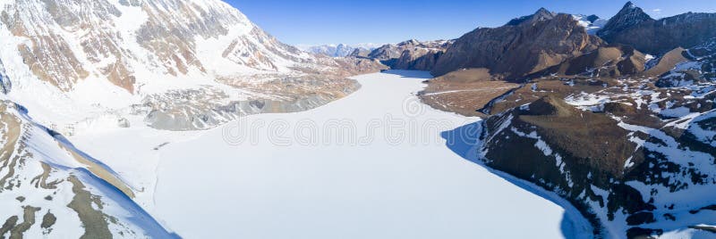 Himalayas Nepal Tilicho sjö fryste för flyg- sikt arkivfoton Himalayas Nepal Tilicho sjö fryste för flyg- sikt arkivfoton