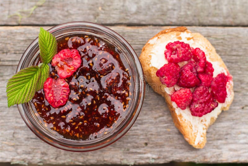 Himbeermarmelade in Einem Glas Und in Frischen Beeren Auf Dem Holztisch ...