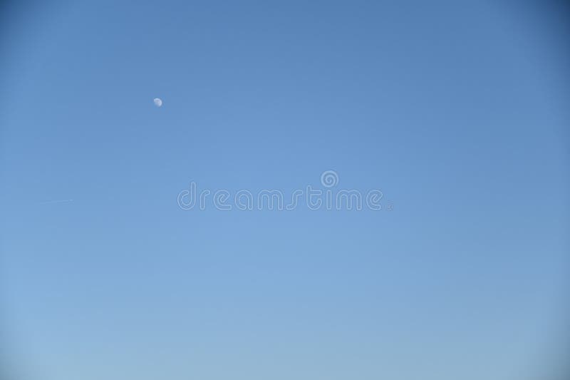 Himblauer Himmel ohne Wolken mit Mond und Flugzeug für Hintergrund für den Naturhintergrund lizenzfreie stockfotografie Himblauer Himmel ohne Wolken mit Mond und Flugzeug für Hintergrund für den Naturhintergrund lizenzfreie stockfotografie