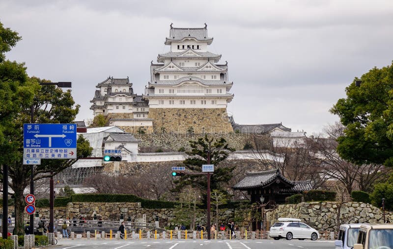 Himeji kasztel w deszczowym dniu fotografia stock Himeji kasztel w deszczowym dniu fotografia stock