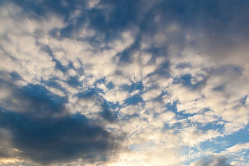 Himlen i molniga moln arkivbild