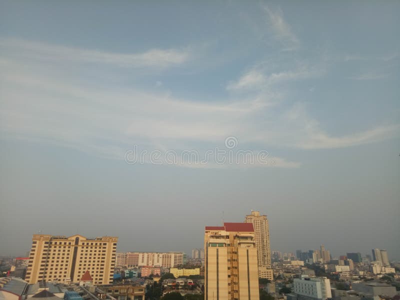 Himlen jakarta är Byggande utomhus- och hotell arkivbild Himlen jakarta är Byggande utomhus- och hotell arkivbild