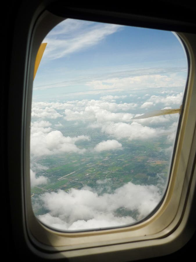Himmel Als Gesehenes Fenster Eines Flugzeugs Stockfoto - Bild von
