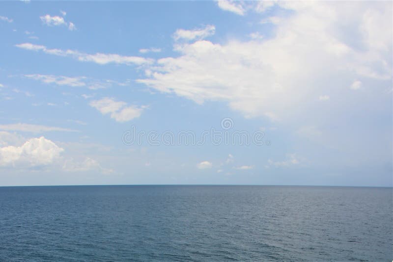 Himmel och moln över medelhavet på en varm sommardag arkivbilder Himmel och moln över medelhavet på en varm sommardag arkivbilder