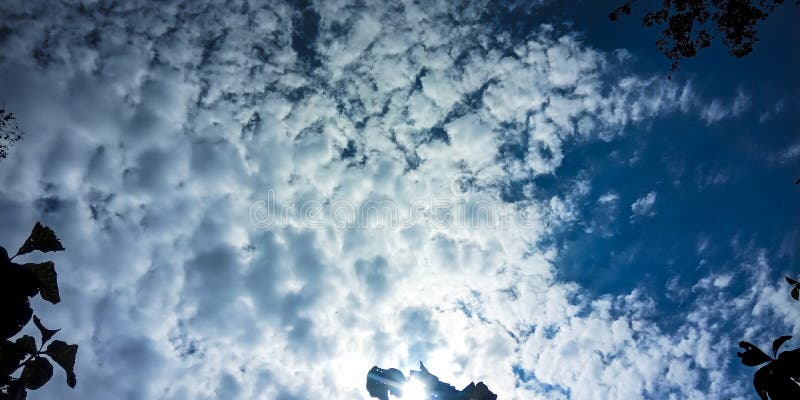 Himmel, vit varning och solljus arkivbild Himmel, vit varning och solljus arkivbild