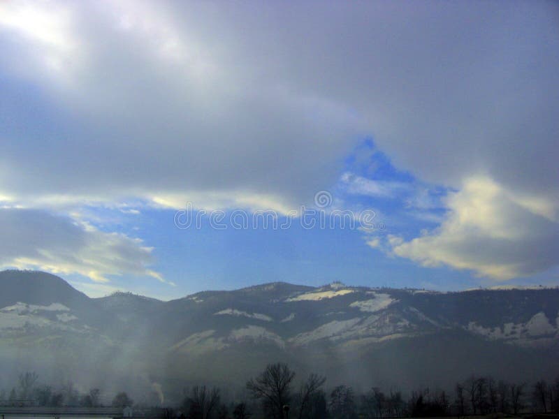 Himmel über Bosnien-Bergen