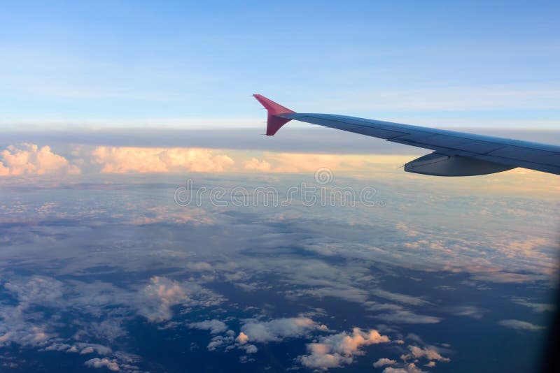 Himmelansicht-Wolkenfläche, die aus dem flachen Fenster heraus schaut stockbilder Himmelansicht-Wolkenfläche, die aus dem flachen Fenster heraus schaut stockbilder