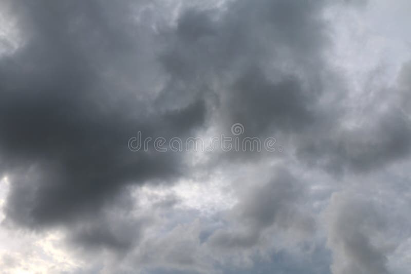 Himmelhäftigt regn, svart himmel, grått himmelmörker arkivfoton Himmelhäftigt regn, svart himmel, grått himmelmörker arkivfoton
