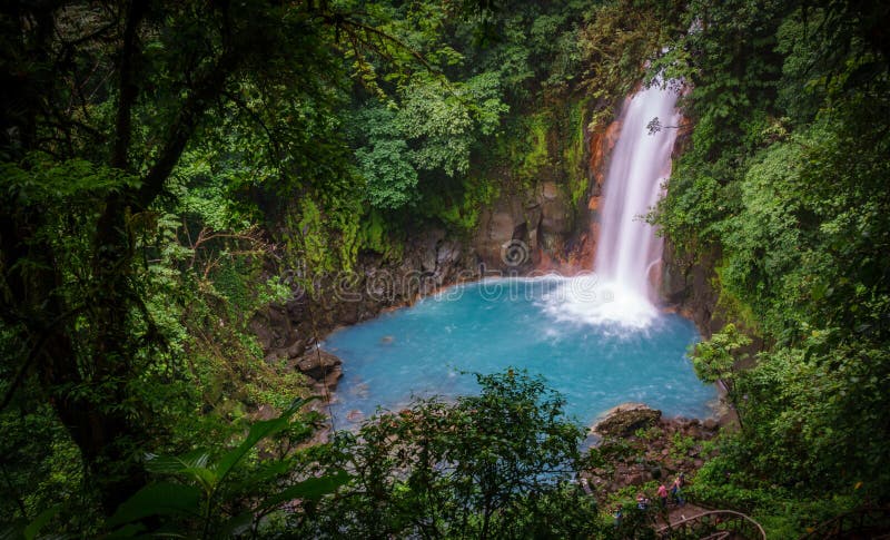 Himmlischer blauer Wasserfall in volcan tenorio Nationalpark Costa Rica