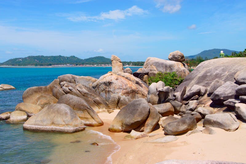 El único la roca formación (también conocido cómo abuelo la roca) sobre el Playa, isla, tailandia.