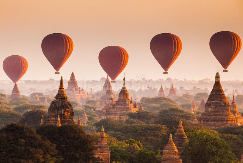 Hinche sobre el llano de Bagan por mañana brumosa, Myanmar fotos de archivo libres de regalías