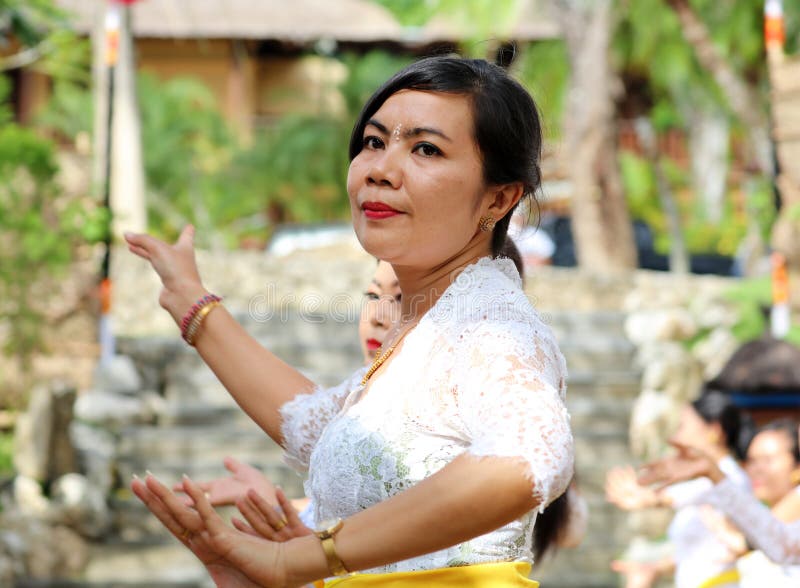 Hindische Feier bei Bali Indonesien, religiöse Feier mit den gelben und weißen Farben, Frauentanzen stockbild Hindische Feier bei Bali Indonesien, religiöse Feier mit den gelben und weißen Farben, Frauentanzen stockbild