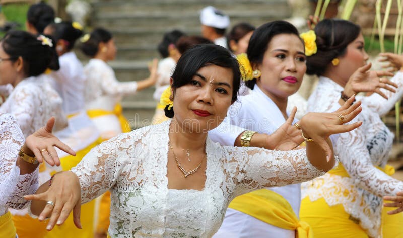Hindische Feier bei Bali Indonesien, religiöse Feier mit den gelben und weißen Farben, Frauentanzen stockfotos Hindische Feier bei Bali Indonesien, religiöse Feier mit den gelben und weißen Farben, Frauentanzen stockfotos
