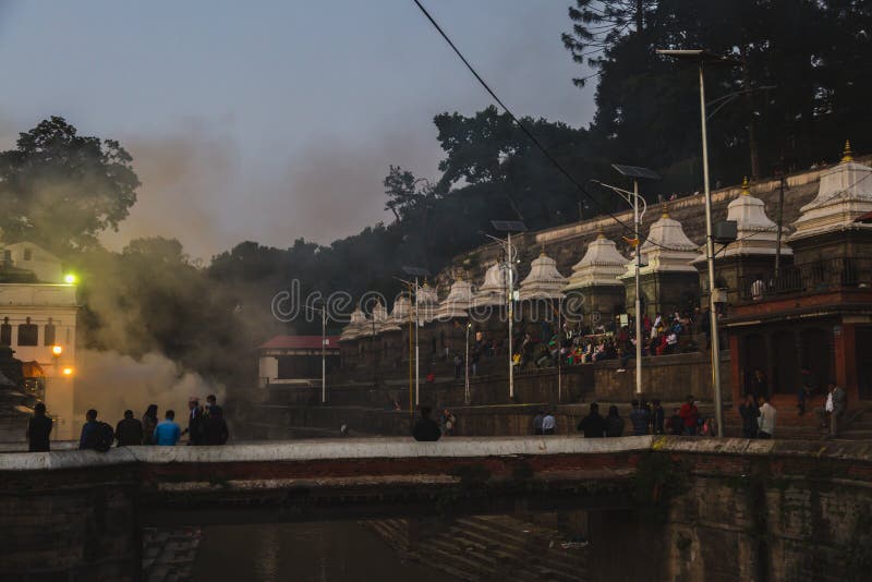 Hindische Verbrennungs-Rituale bei Pashupatinath, Kathmandu lizenzfreies stockbild Hindische Verbrennungs-Rituale bei Pashupatinath, Kathmandu lizenzfreies stockbild