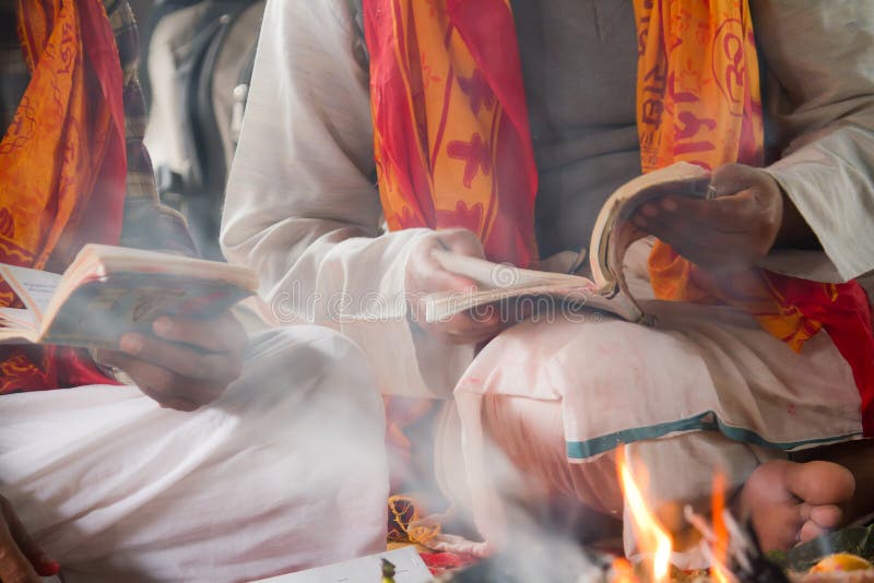 Hindi ceremonia en, sobre el una oportunidad de, dos sacerdotes orar, leer antes.