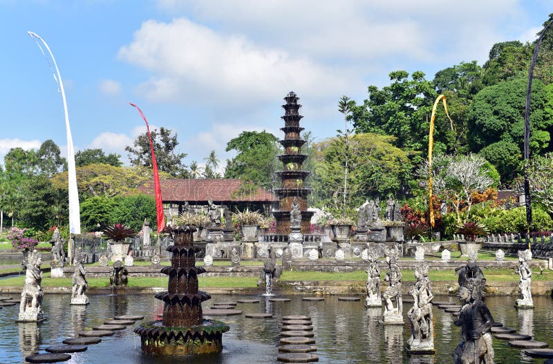 Hinduisk Balinesevattenslott Tirta Gangga, Bali ö, Indonesien royaltyfri bild Hinduisk Balinesevattenslott Tirta Gangga, Bali ö, Indonesien royaltyfri bild