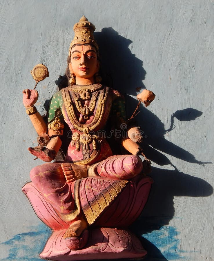 Hinduisk gudstaty av indisk hinduisk konst för gudinnaLakshmi vägg arkivbild Hinduisk gudstaty av indisk hinduisk konst för gudinnaLakshmi vägg arkivbild