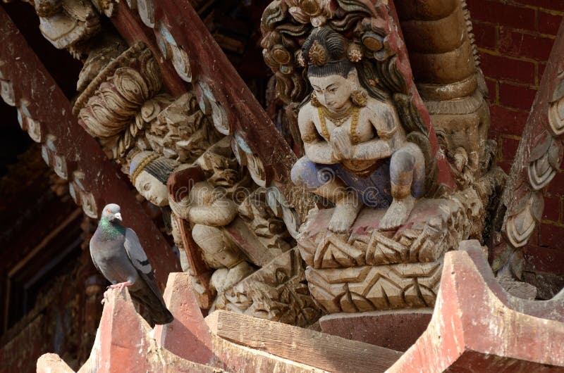 Hinduiska gudar och dykt - traditionell trätempelgarnering, Nepal royaltyfri bild Hinduiska gudar och dykt - traditionell trätempelgarnering, Nepal royaltyfri bild