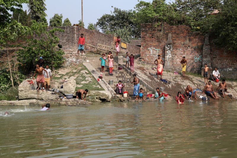Hindusi kąpiący się w ghacie niedaleko świątyni dakshineswar kali w kolkata obrazy stock