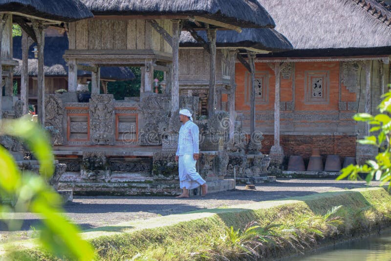 Hinduski ksiądz przygotowywa rytuał przy Taman Ayun świątynią w Bali obraz stock Hinduski ksiądz przygotowywa rytuał przy Taman Ayun świątynią w Bali obraz stock