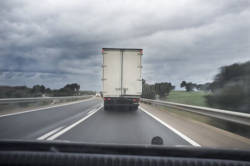 Hinter langsamen LKW auf lokaler Straße ein regnerischen Tag fahren stockbilder Hinter langsamen LKW auf lokaler Straße ein regnerischen Tag fahren stockbilder