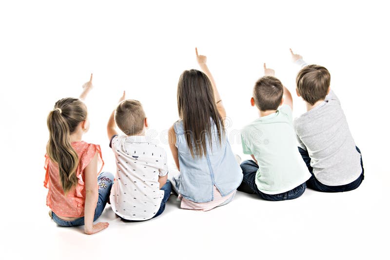 Hintere Ansicht der Kindergruppe sitzend auf dem Boden, der Wand betrachtet stockbild
