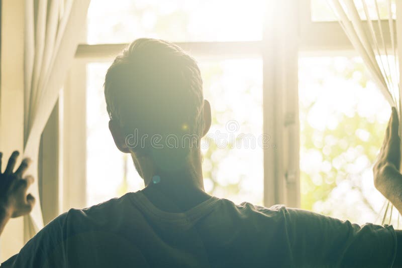 Hintere Ansicht des Mannes betrachtend durch Jalousievorhänge auf widnow Sonne lizenzfreies stockfoto Hintere Ansicht des Mannes betrachtend durch Jalousievorhänge auf widnow Sonne lizenzfreies stockfoto